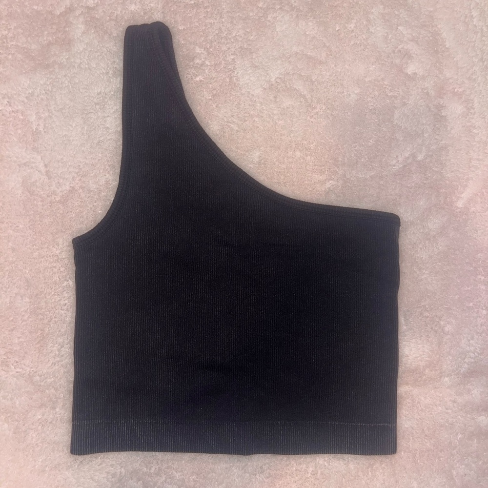 black one shoulder tank
